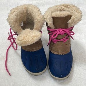 girls  snow boots well taken care of 
Size 1